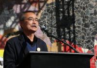 Akio Takamori receiving Mayor's Arts & Innovation Award